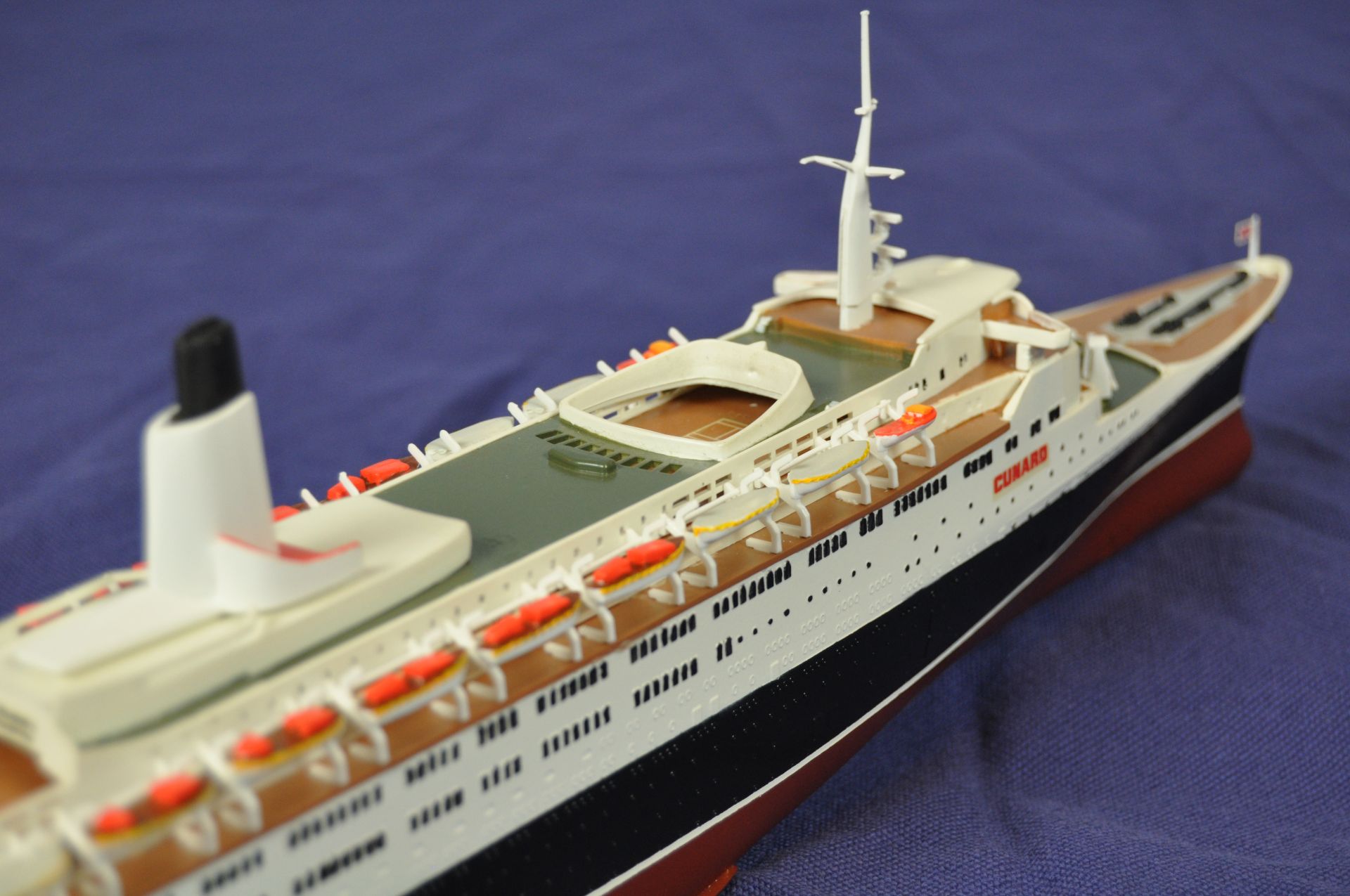 Qe2 Model RMS Queen Elizabeth 2 (1:600) | Ocean Liners